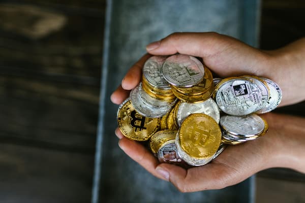 贵金属行情综述-多因素交织下的黄金与白银